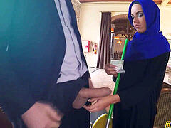 Arab Girl likes deep throating weenie (كس) - http://www.xibata.com