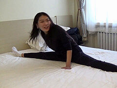 asian tickle - [黑桃] Gymnast soles kittled 劈叉挠脚心
