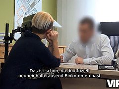 Bewundernswertes Paar aus MILF und Gläubiger, das Geld für Sex gibt