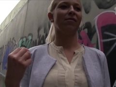 Leie, Arsch, Blondine, Blasen, Aufs gesicht abspritzen, Im freien, Pov, Öffentlich