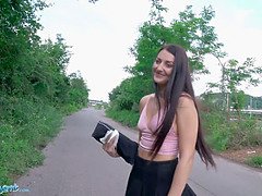 Sucer une bite, Brunette brune, En levrette, Léchez, Seins naturels, Orgasme, Public, Nénés