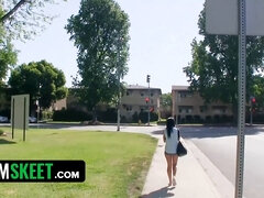 Brunette brune, Conversation vulgaire, Léchez, De plein air, Petite femme, Pov, Public, Maigrichonne