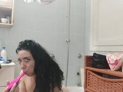 Madura masturbandose en la ducha se mete un peine por el coño - Leyva hot