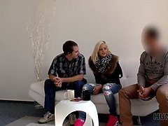 Blondine, Hanrej, Tjekke, Give finger, Hd, Slikning, Pov, Teenager