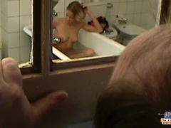 Badpak, Blond, Masturbatie, Natuurlijke tieten, Mager, Slikken, Tiener