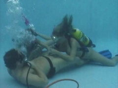 Sex Underwater 2 bigirls and man - Lesbian