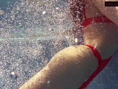 18 anni, Bambino, Brunetta, Femmina, Piscina   biliardo, Pubblico, Ragazza, Sott'acqua