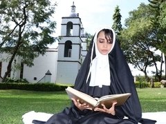 Gros cul, Brunette brune, En levrette, Branlette thaïlandaise, Fille latino, Mère que j'aimerais baiser, Nénés, Uniforme