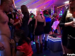 Bruinharig, Aangekleed, Dansen, Vrouw, Brillen, Orgie, Feest, Billekoek