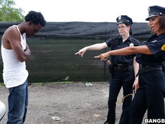 Negro, Mamada, Estilo perrito, Interracial, Madres para coger, Al aire libre, Policía, Uniforme