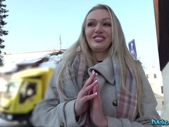 Grosse titten, Blondine, Britisch, Hundestellung, Handjob, Pov, Öffentlich, Hintern versohlen