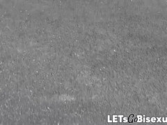 Bisexuelle, Sucer une bite, Brunette brune, Voiture, Hard, Hd, De plein air, Chatte