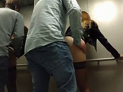 Sis did not refuse a member in the elevator, porn in a public place!