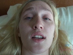 Blonde, Sucer une bite, Éjaculation interne, Papa, Branlette thaïlandaise, Petite amie, Orgasme, Chatte