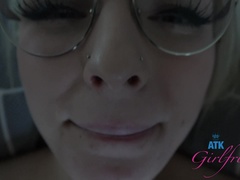 Amateur, Sucer une bite, Petite amie, Lunettes, Branlette thaïlandaise, Huilée, Orgasme, Fumer