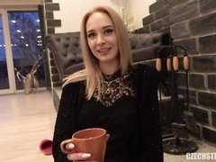 Blondine, Blasen, Hundestellung, Handjob, Pov, Rasiert, Entkleiden, Jungendliche (18+)